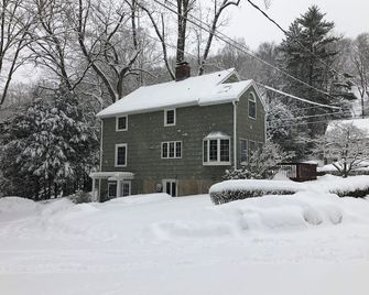 Charming 1-bedroom apartment with off street parking in Middlebury. - Middlebury - Edificio