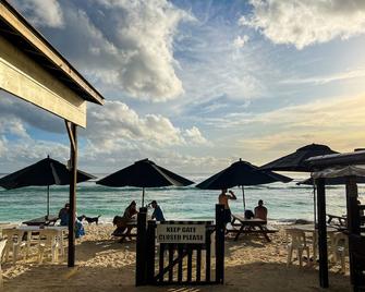 Castaway Resort - Rarotonga - Beach