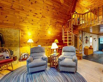 Heavenly hideaway at Moosehead Lake - Greenville - Living room