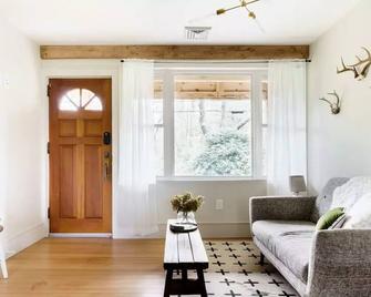 Restored 1950s Countryside Cottage Retreat - Livingston Manor - Living room