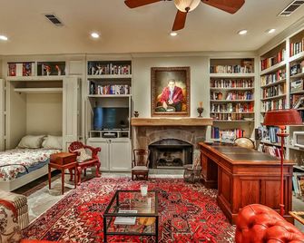 Elegant French Patio Home with Private Pool - Houston - Lounge