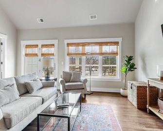 Fontana Harbor 168 - Balcony - 7 Min Walk to Beach - New Condo Building Next to The Abbey Resort - Lake Geneva - Sala