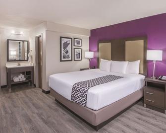 La Quinta Inn & Suites by Wyndham Festus - St. Louis South - Festus - Bedroom