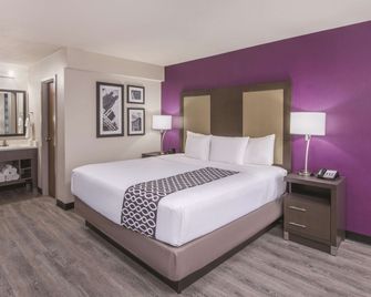 La Quinta Inn & Suites by Wyndham Festus - St. Louis South - Festus - Спальня