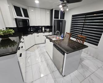 Family Luxury home with Pool in McAllen near by hospitals and stores - McAllen - Kitchen