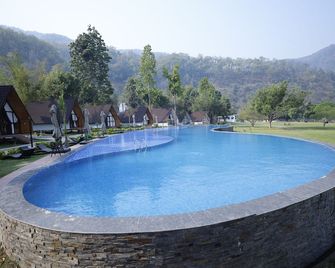 Welcomheritage Tarangi Ramganga Resort - Rāmnagar - Pool