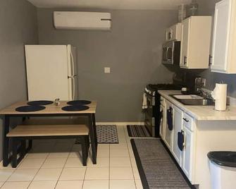 Private Guest Home 5 mins from Polo grounds - Thermal - Kitchen