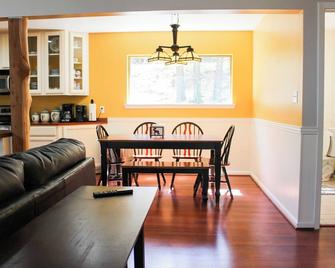 Leaning Pines Lodge, Sleeps 10, Double Cabins in the woods, 30 min to Round Top - La Grange - Dining room