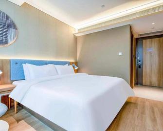 Home Inn Neo Zhuhai Gongbei Port Light Rail Terminal - Zhuhai - Bedroom