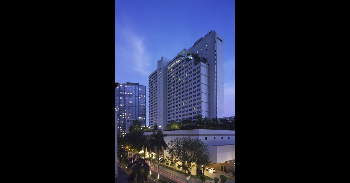 New World Makati Hotel, Makati Compare Deals