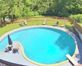 Cozy Studio Suite - Trumbull - Piscina