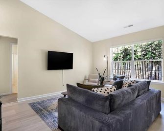 Brownsburg B&B - 3 King Bed 2Full Bath Home! - Brownsburg
