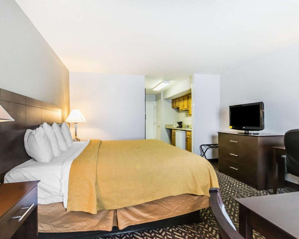 Quality Inn Suites University Airport R1 218 R 2 0 1 6