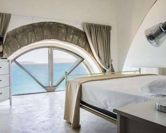 Sunrise Guest House - Gaeta - Camera da letto