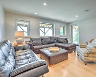 Franconia Heights Sustainable Mtn Apartment - Franconia - Living room