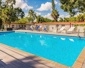 #6 Heated Pool, Private Patio & Grill, 1BR+sunroom - Fort Lauderdale - Piscina