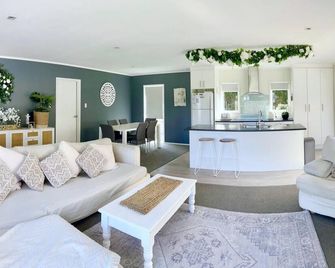 Family Fun - Sunny, fully-fenced, holiday home - walk to the village, markets, Bennetts, Tavern and more - Mangawhai - Living room