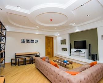 Feyu Hostel Baku - Baku - Living room