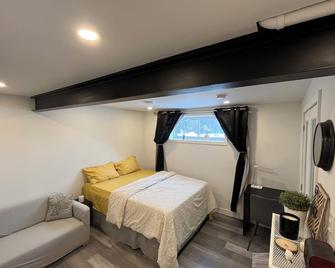 Exquisite Black & White Apartment with Unparalleled Charm - Gatineau - Bedroom