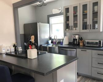 Pinehurst Beach home with water views from every bedroom - Wareham - Cocina