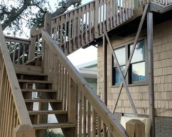 Rustic Rooftop Delight - Bay Front 2 Bedroom Apts by RedAwning - Norfolk - Escalier