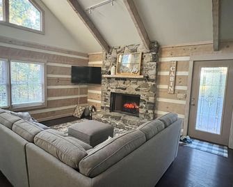 Cheerful 3 Bedroom Cabin In The Trees With 2 Kings - Kingston Springs - Sala de estar