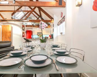 4 Holt Court, Family Friendly, Character Holiday Cottage In Salisbury - Salisbury - Dining room