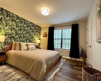 Downtown Boho Oasis w/ Firepit & Game Rm w/ Marvel Arcade, Sleeps 8, Wills Park - Alpharetta - Bedroom