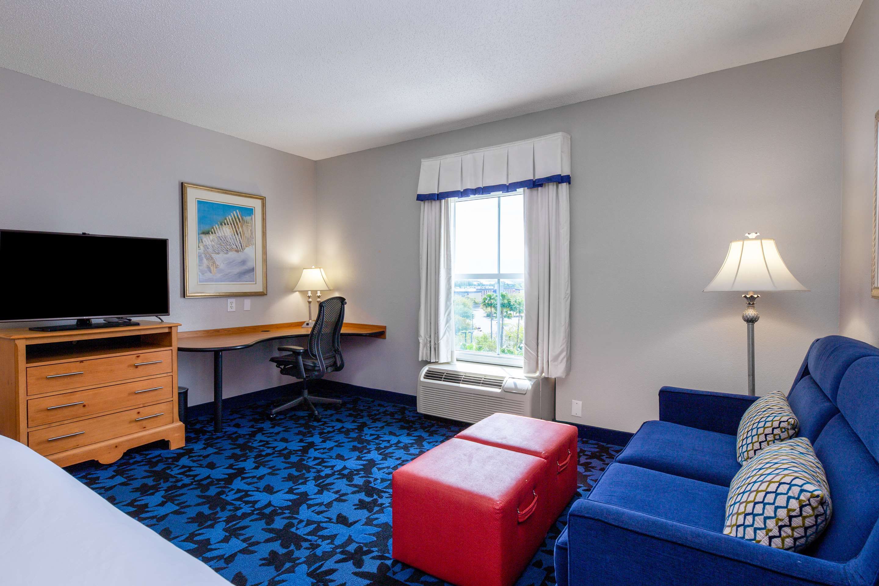Living room view of Hampton Inn & Suites Jacksonville Deerwood Park