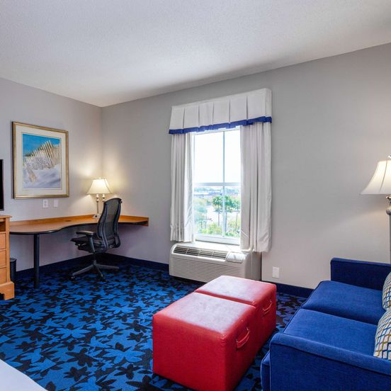 Living room view of Hampton Inn & Suites Jacksonville Deerwood Park
