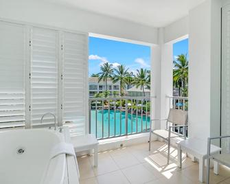 Elysium The Beach Club - Palm Cove - Balcony