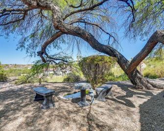Backyard Oasis and Hot Tub Mtn-View Wickenburg Home - Wickenburg