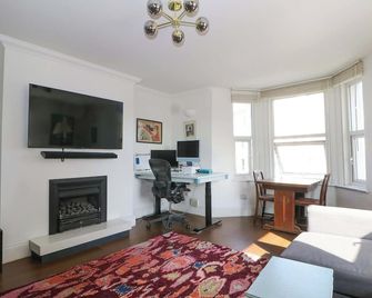 Fairhazel Apartment, Romantic, Country Holiday Cottage In Hastings - Hastings - Living room