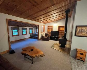 Entire Home / Cabin - Cozy Cottage Vibes with Fire Pit, Full Kitchen & Garden - Manchester - Living room