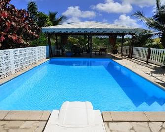 Les Hauts de Terrasson - Les Abymes - Piscina