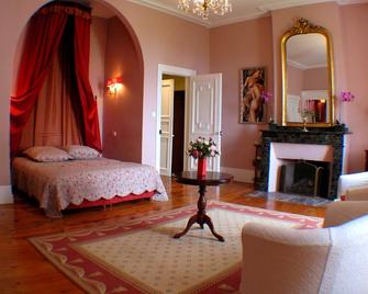 Gîte with swimming pool 15p. - Gaudiès - Habitación