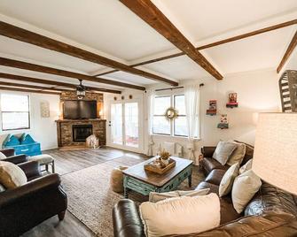 Get off-grid at lakefront Cabin at Sawmill Branch - Clanton - Living room