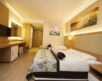 Blue Wave Suite Hotel - Alanya - Schlafzimmer