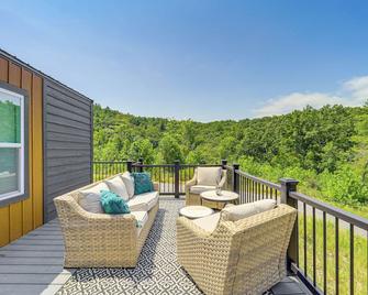 Secluded Lenoir Tiny Home w/ Private Hot Tub! - Lenoir - Balcony