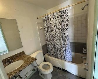 Base Motel By OYO South Tampa - Tampa