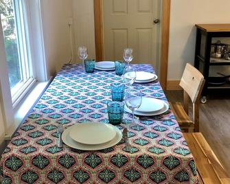 Duplex In Historic Mill District Walkable To Williams & Spring St. - Williamstown - Dining room