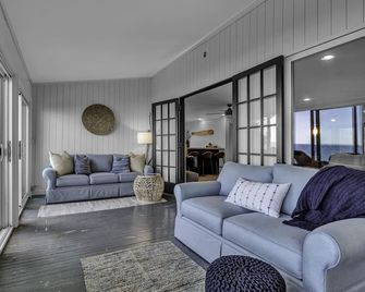 Spacious Lake Home With Stunning Views - Youngstown - Living room