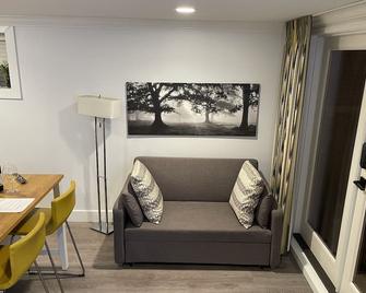 New Basement Private Suite - Fully Furnished, 1 Bedroom & Futon - Vancouver - Sala de estar