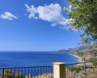 Borgo Di Taormina Apartments by Holiday World - Gaggi - Balcón