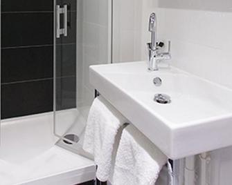 Hotel des Anges Strasbourg - Strasbourg - Bathroom