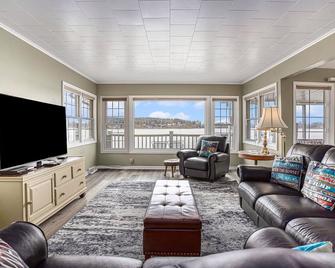 4 bedroom lakefront house on Pine Lake! Sunrise and Sunset views! - Plainwell - Sala de estar