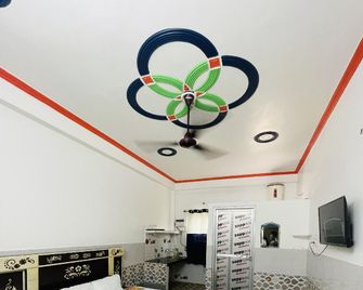 Hotel Sahu Rooms Ayodhya - Ayodhya - Sala de estar