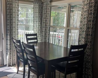 Comfy West Lake Getaway Loft - Spirit Lake - Comedor