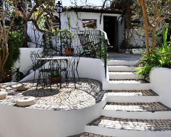 Uma Casa a Beira Sol - Lagos - Innenhof