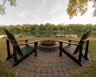 A Gorgeous Riverfront Renovation Minutes From Downtown Cedar Falls - Cedar Falls - Patio